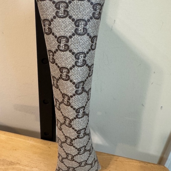 Gucci Brown Toiletry Bag with Monogram Design - Picture 9 of 13